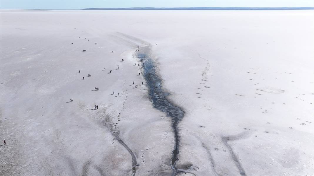 Kavurucu sıcaklar Tuz Gölü'nü kızarttı! Bakteriler cirit atıyor 19